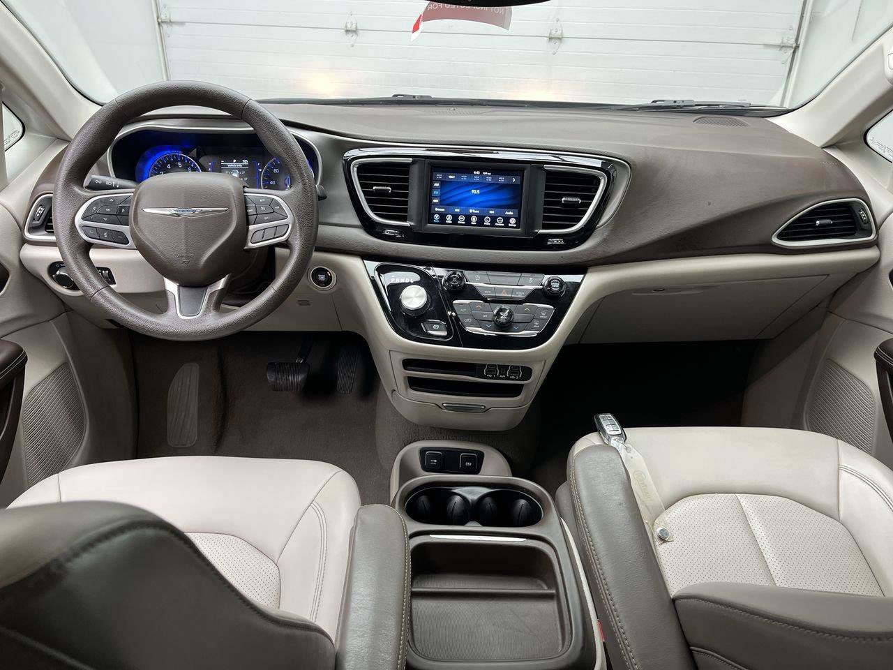 Used 2021 Chrysler Voyager Lxi FWD image 4