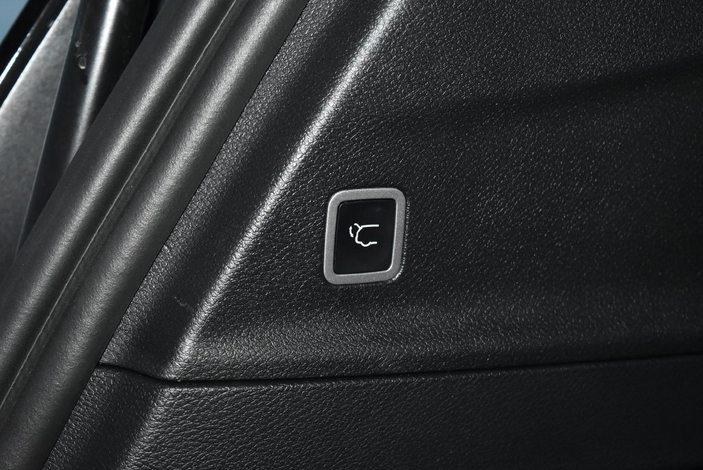 Used 2025 Chrysler Voyager LX FWD image 33