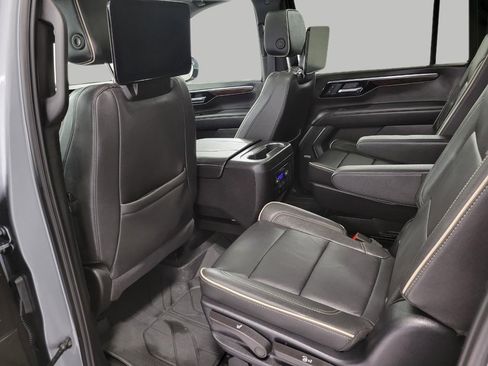 Used 2025 Chevrolet Suburban Premier image 22