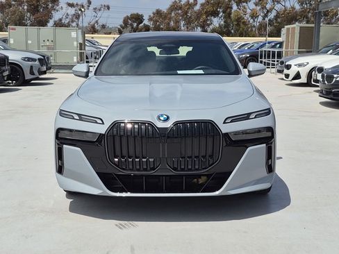 Used 2025 BMW i7 eDrive50 w/ M Sport Package RWD image 2