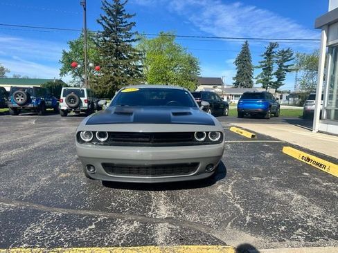 Used 2019 Dodge Challenger SXT w/ Driver Convenience Group image 2