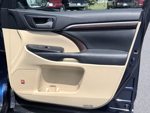 Used 2015 Toyota Highlander Limited w/ Driver Technology Package FWD image 33