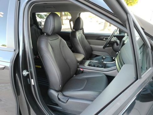 Used 2025 Kia Carnival FWD image 22