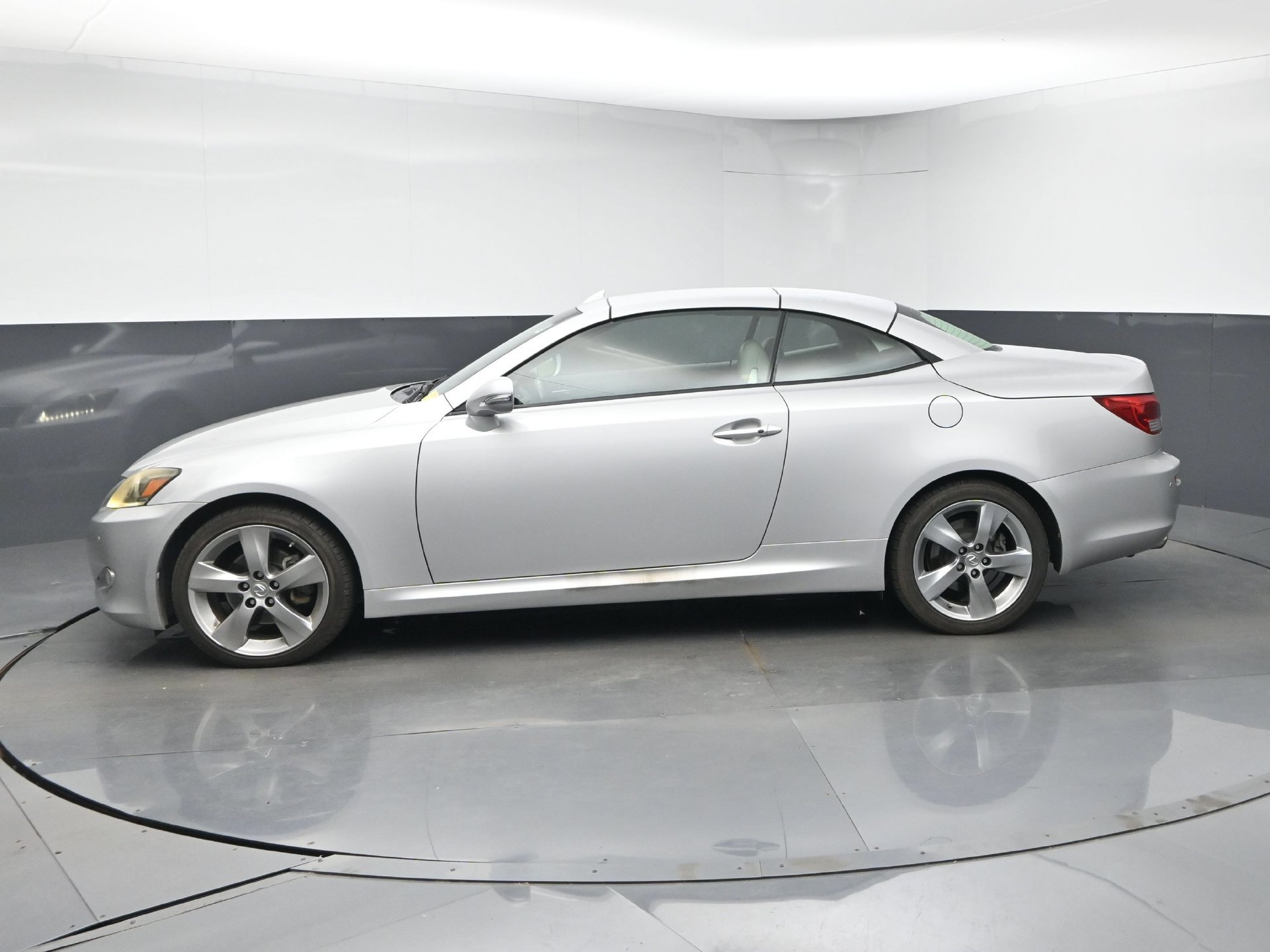 Used 2011 Lexus IS 250C w/ Luxury Pkg RWD image 4