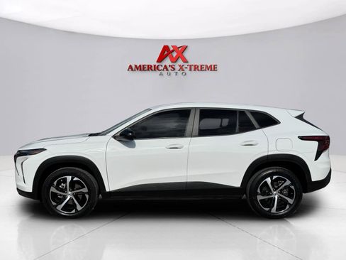 Used 2025 Chevrolet Trax RS w/ Sunroof Package FWD image 2