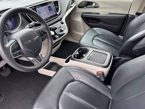 Used 2024 Chrysler Pacifica Touring-L FWD image 5