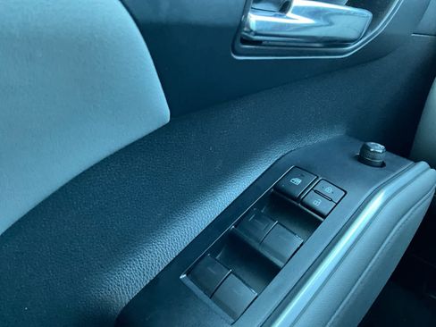 Used 2021 Toyota Highlander XLE image 20