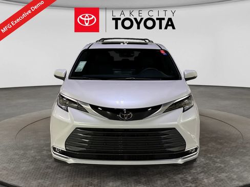 New 2026 Toyota Sienna Limited FWD image 11