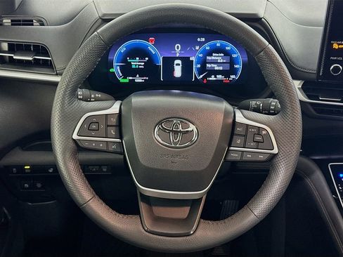 Used 2025 Toyota Sienna Platinum image 39