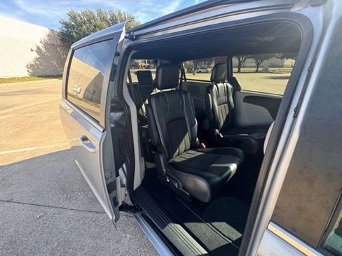 Used 2019 Dodge Grand Caravan SXT image 7