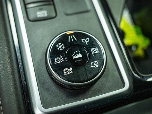 Used 2024 Nissan Pathfinder SV image 25