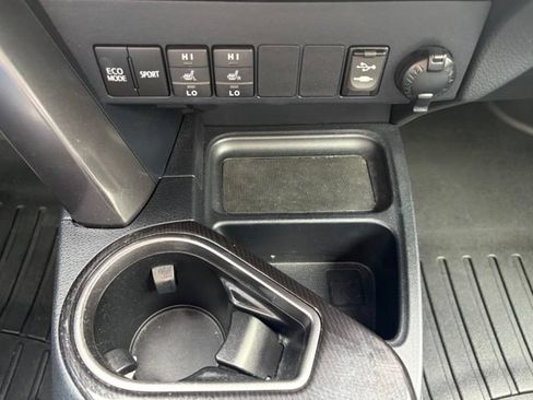 Used 2018 Toyota RAV4 SE w/ All Weather Liner Package AWD/4WD image 30