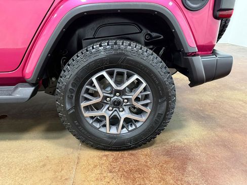 Used 2024 Jeep Wrangler Unlimited Sahara w/ Technology Group AWD/4WD image 90