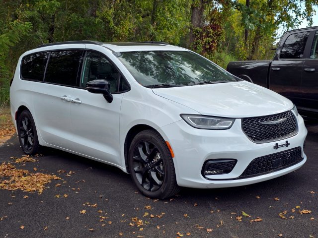 Used 2025 Chrysler Pacifica Limited FWD image 3