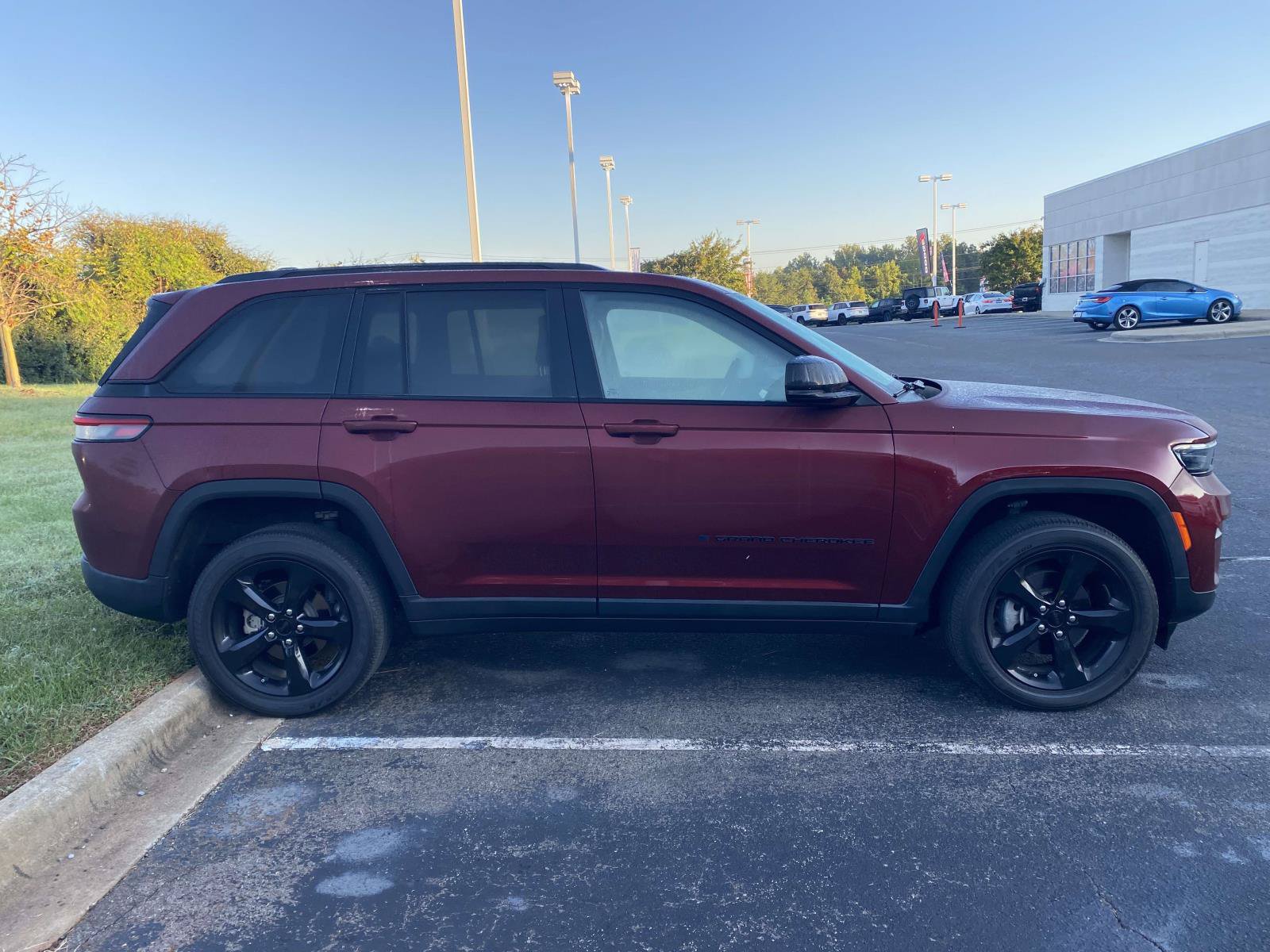 Used 2023 Jeep Grand Cherokee Altitude RWD image 9