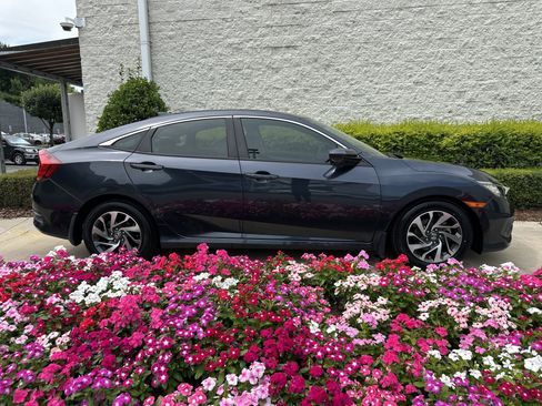 Used 2018 Honda Civic EX image 9