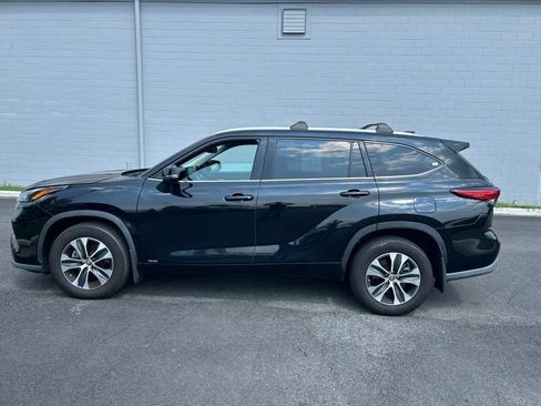 Used 2022 Toyota Highlander XLE AWD/4WD image 7