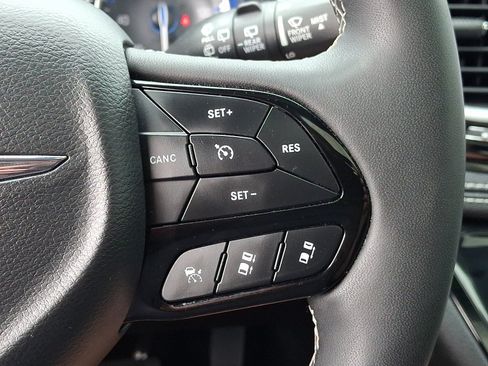 Used 2025 Chrysler Pacifica Limited FWD image 23
