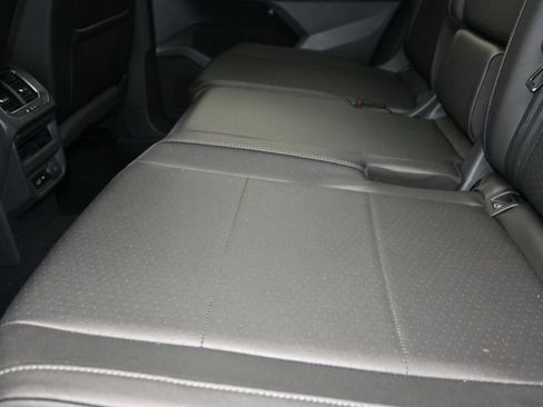 Used 2018 Volkswagen Tiguan SE FWD image 16