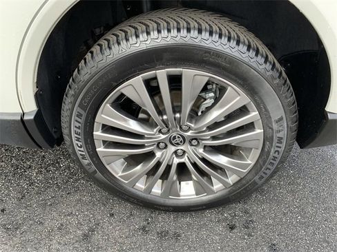 Used 2022 Toyota Venza Limited image 35