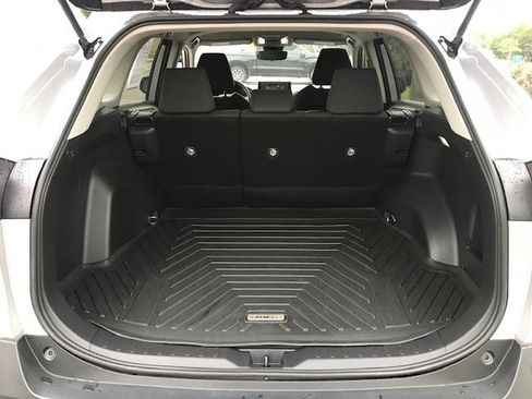 Used 2022 Toyota RAV4 LE FWD image 9