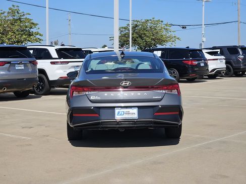 Used 2025 Hyundai Elantra Limited FWD image 6