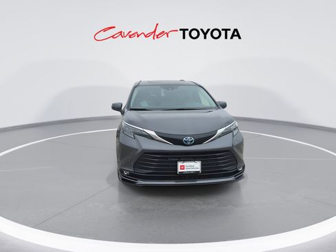 Certified 2025 Toyota Sienna XLE image 3