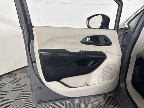 Used 2023 Chrysler Pacifica Touring-L FWD image 13
