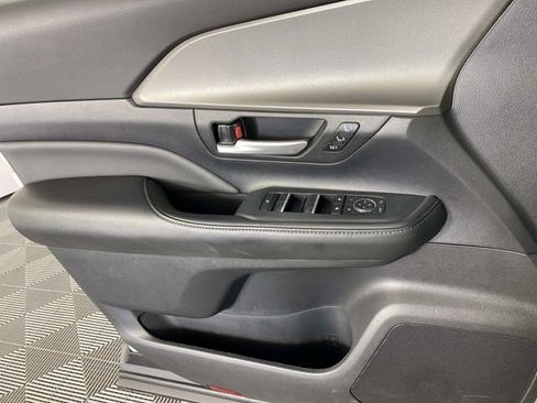 Used 2025 Toyota Grand Highlander Nightshade Edition image 23