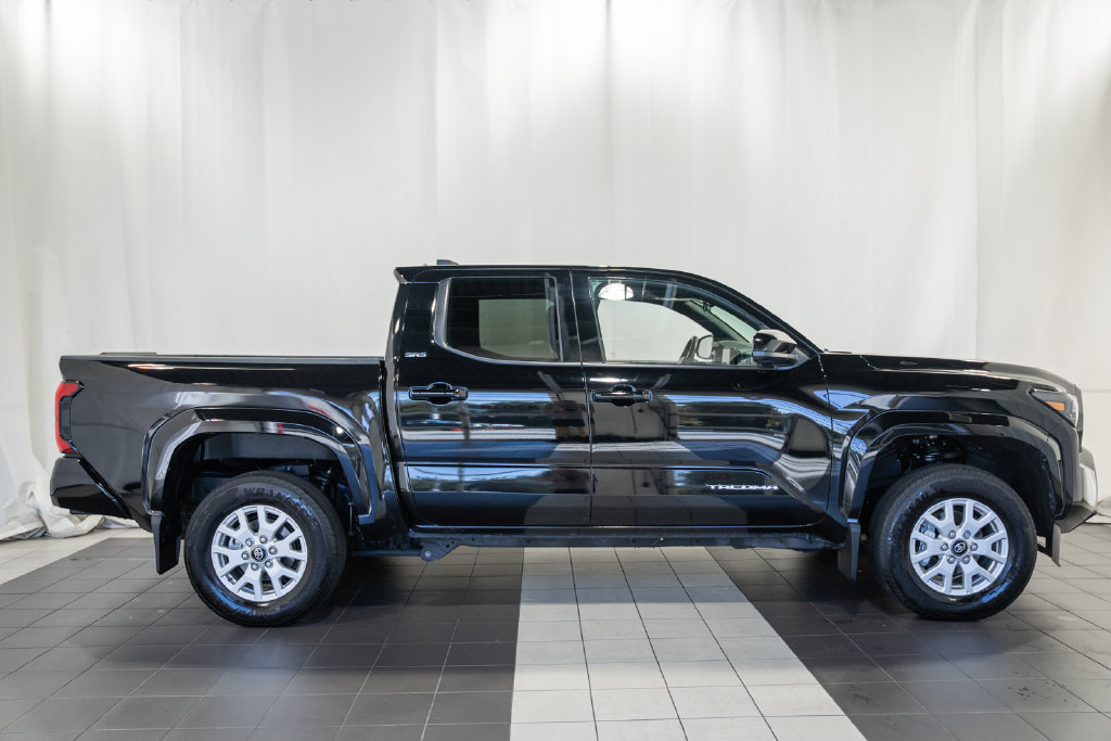 Certified 2025 Toyota Tacoma SR5 AWD/4WD image 3
