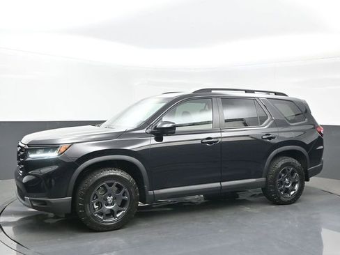 Certified 2025 Honda Pilot TrailSport image 2