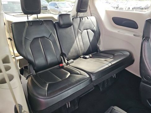 Used 2023 Chrysler Pacifica Touring-L FWD image 17