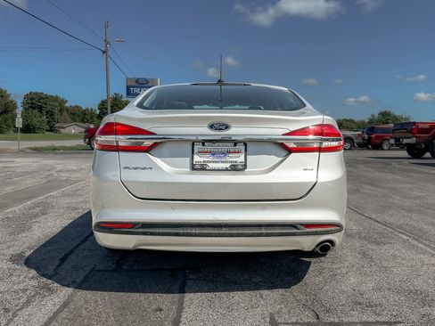 Used 2017 Ford Fusion SE w/ Fusion SE Technology Package FWD image 5