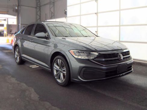 Used 2022 Volkswagen Jetta SE FWD image 2