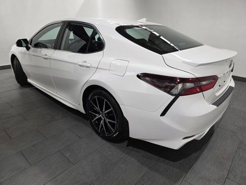 Used 2024 Toyota Camry SE image 3