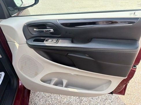 Used 2018 Dodge Grand Caravan SXT FWD image 19