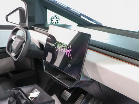 Used 2024 Tesla Cybertruck AWD Crew Cab image 23
