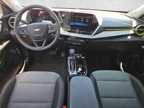 Used 2026 Chevrolet Trax LT w/ LPO, Blackout Package FWD image 19
