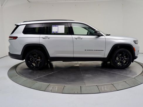 Used 2022 Jeep Grand Cherokee L Laredo image 6