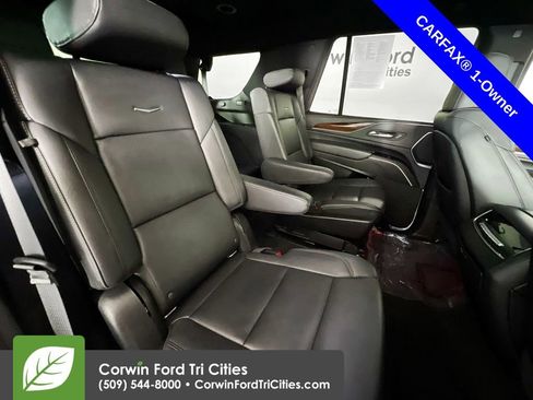 Used 2022 Cadillac Escalade Luxury w/ LPO, Floor Liner Package AWD/4WD image 17