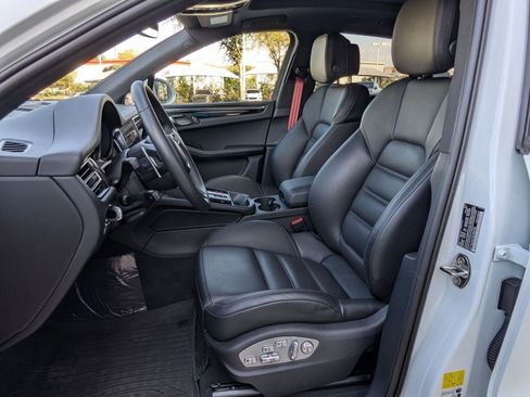 Used 2025 Porsche Macan image 5