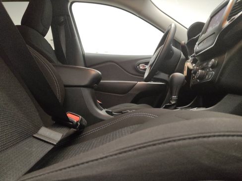 Used 2019 Jeep Cherokee Latitude w/ Popular Appearance Group FWD image 21