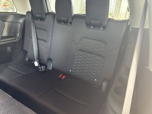 Used 2025 Nissan Pathfinder SV image 14