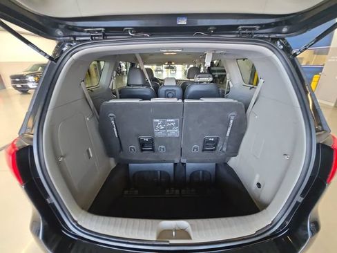 Used 2017 Kia Sedona LX w/ LX Essentials Premium Package FWD image 23