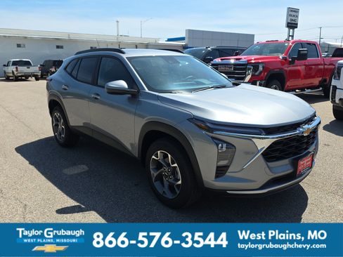 New 2026 Chevrolet Trax LT w/ Driver Confidence Package FWD image 2