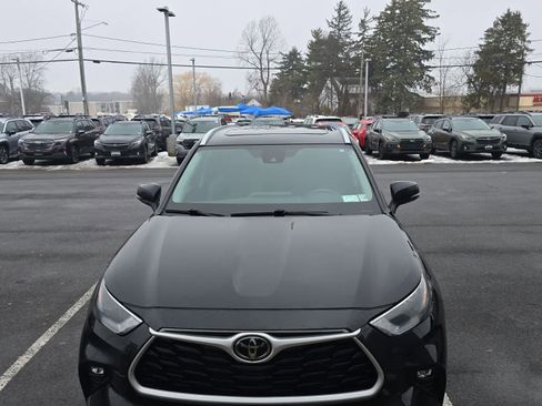 Used 2023 Toyota Highlander XLE AWD/4WD image 3