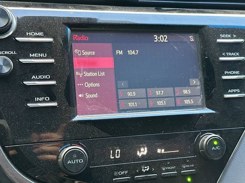 Used 2018 Toyota Camry SE FWD image 19