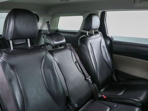 Used 2025 Kia Carnival FWD image 29