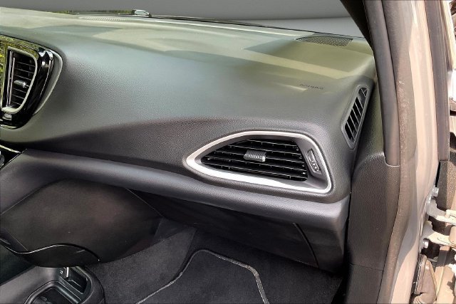 Used 2025 Chrysler Pacifica Select FWD image 29