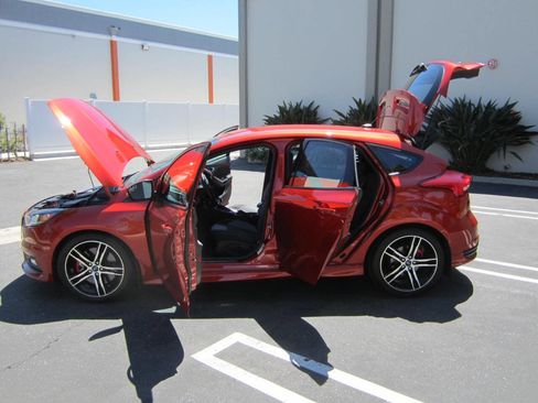 Used 2018 Ford Focus ST image 9